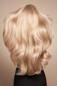 blond włosy