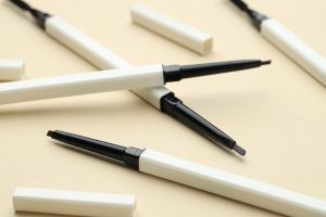 jak dobrać kolor kredki do brwi