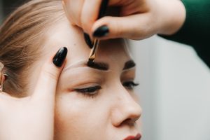 jak zrobić naturalny makijaż brwi