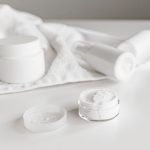 Białe słoiczki z kremem i ręcznik – krem do twarzy z ceramidami