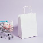 Miniaturowy wózek sklepowy z kosmetykami i papierowa torba – dropshipping produktów drogeryjnych