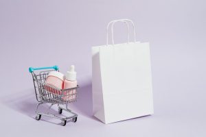 Miniaturowy wózek sklepowy z kosmetykami i papierowa torba – dropshipping produktów drogeryjnych
