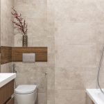 Nowoczesna łazienka z płytkami i białą toaletą – kostka, zawieszka czy żel do WC