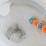 Muszla toaletowa ze spłukiwaną wodą i kostką zapachową – środek do WC bez chloru