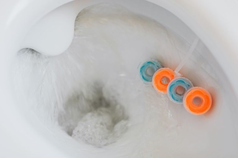 Muszla toaletowa ze spłukiwaną wodą i kostką zapachową – środek do WC bez chloru