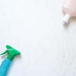 Spray i butelka do sprzątania na białym tle – mleczko czy płyn uniwersalny
