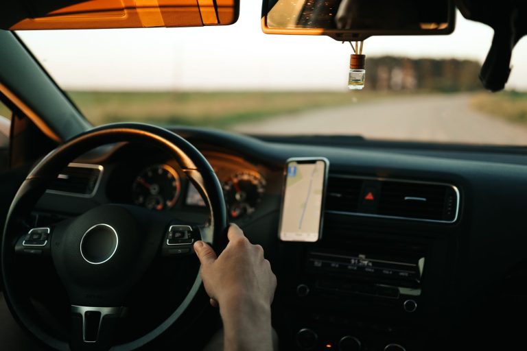 Wnętrze samochodu z kierownicą i deską rozdzielczą – odświeżacz do auta