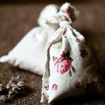 Lniana saszetka zapachowa w kwiaty z lawendą – odświeżanie ubrań w szafie