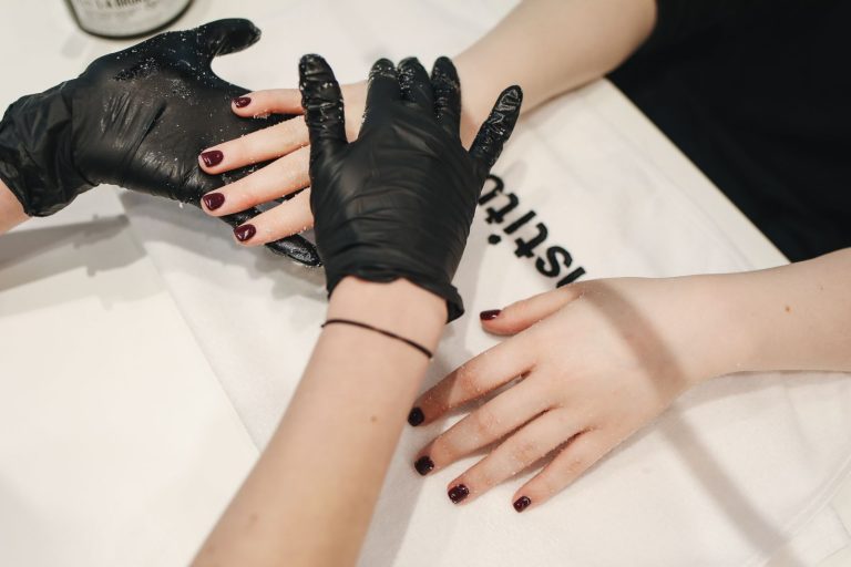 Pielęgnacja dłoni podczas manicure – trwały lakier do paznokci